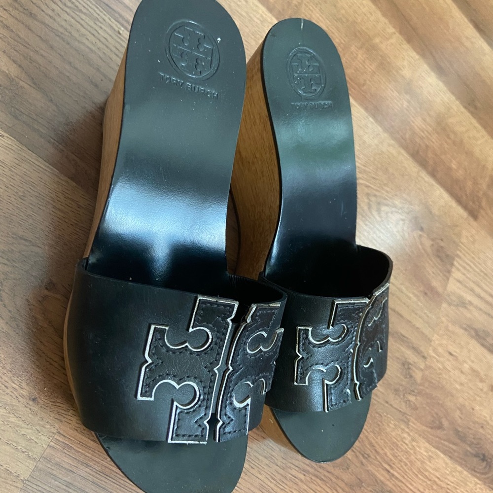 Tory Burch logo front wedged slide size 5